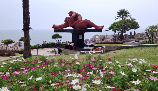 Miraflores Parque del Amor Lima embrace