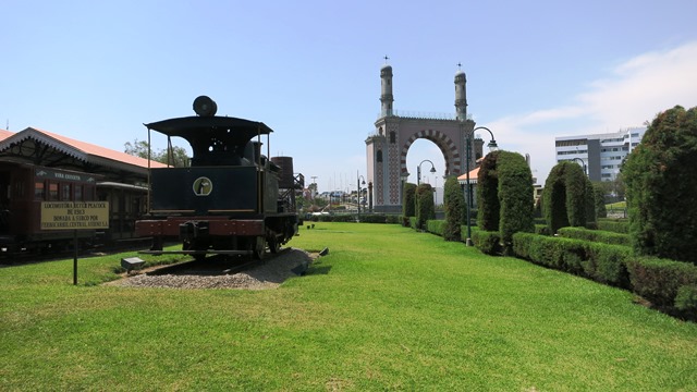 parque amistad surco lima peru arco morisco tren 2